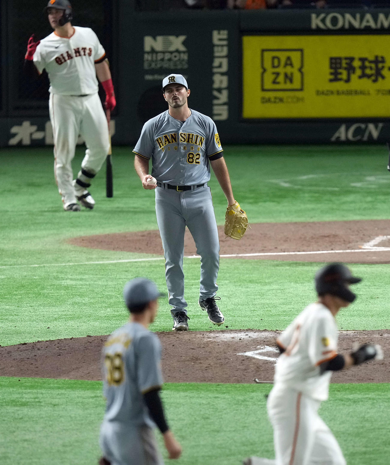 巨巨人対阪神　7回裏巨人無死一塁、代打中山に同点の2点本塁打を浴びるハートウィグ（撮影・たえ見朱実）