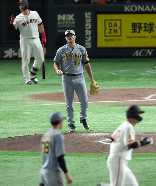 巨巨人対阪神　7回裏巨人無死一塁、代打中山に同点の2点本塁打を浴びるハートウィグ（撮影・たえ見朱実）