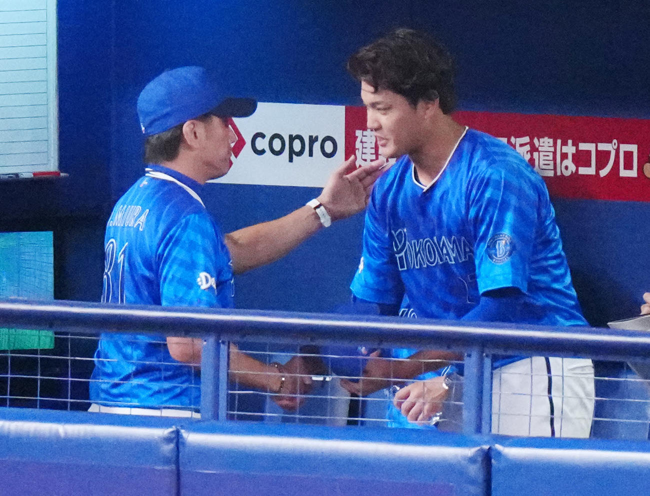 中日対DeNA 6回裏開始前、ベンチでDeNA三浦監督（左）と握手を交わし、ねぎらいを受ける藤浪（撮影・江口和貴）