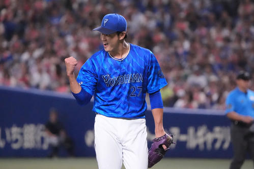 中日対DeNA 4回裏中日1死一、三塁、宇佐見を併殺打に打ち取りガッツポーズをする藤浪（撮影・森本幸一）