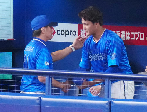 中日対DeNA 6回裏開始前、ベンチでDeNA三浦監督（左）と握手を交わし、ねぎらいを受ける藤浪（撮影・江口和貴）