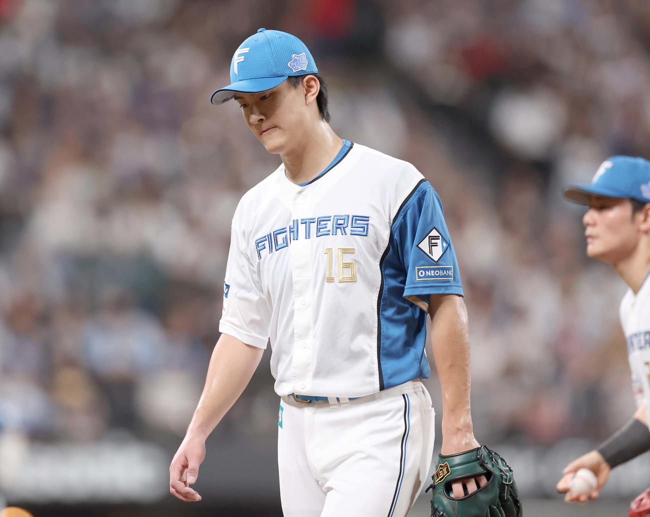 日本ハム対オリックス　5回に5失点し渋い表情で引き揚げる達（撮影・黒川智章）