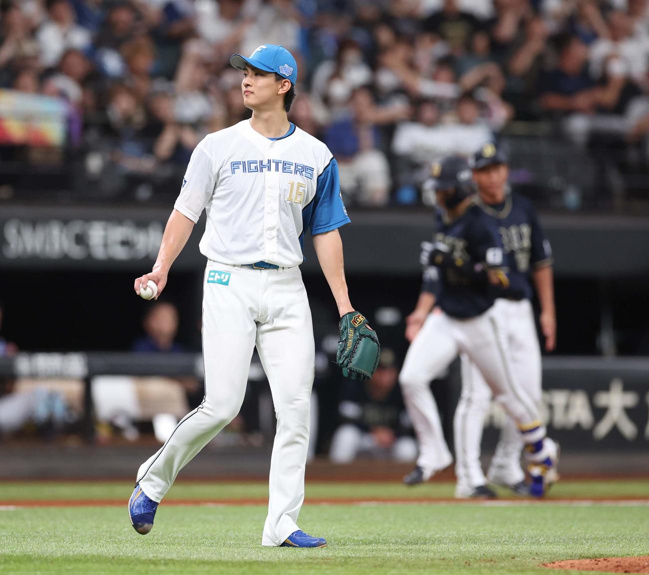 日本ハム対オリックス　5回表オリックス1死、中川に右越え本塁打を浴びる達（撮影・黒川智章）