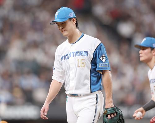 日本ハム対オリックス　5回に5失点し渋い表情で引き揚げる達（撮影・黒川智章）