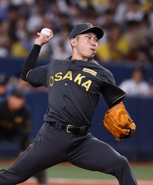 阪神対中日　8回、5番手で登板した阪神石井（撮影・藤尾明華）