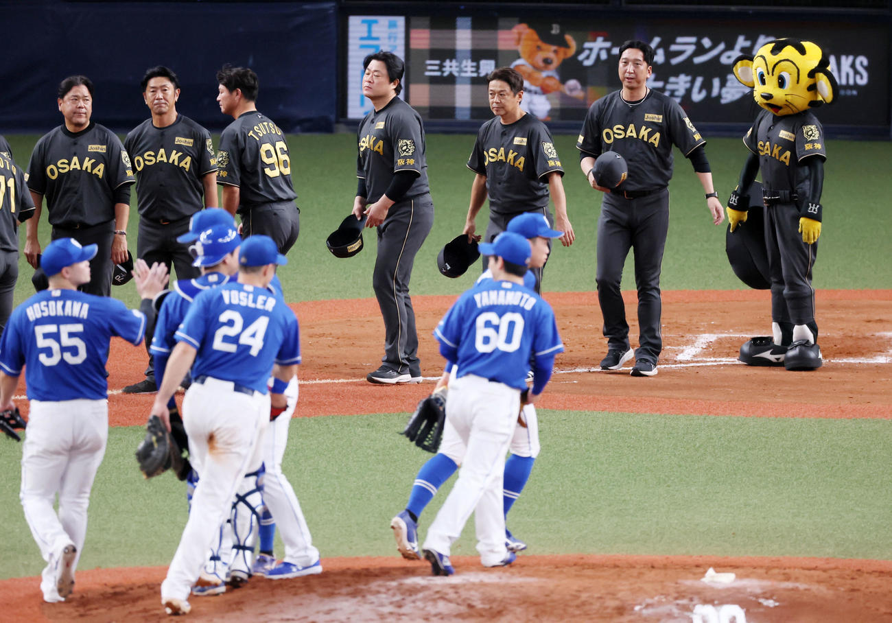 阪神対中日　中日に敗れスタンドのファンにあいさつする阪神藤川監督（撮影・加藤哉）