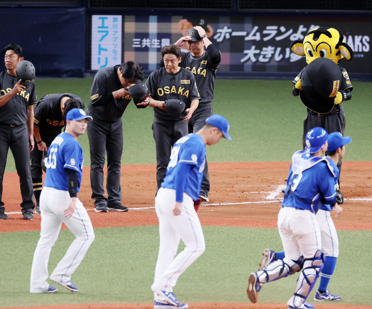 阪神対中日　中日に敗れスタンドのファンにあいさつする阪神藤川監督（撮影・加藤哉）