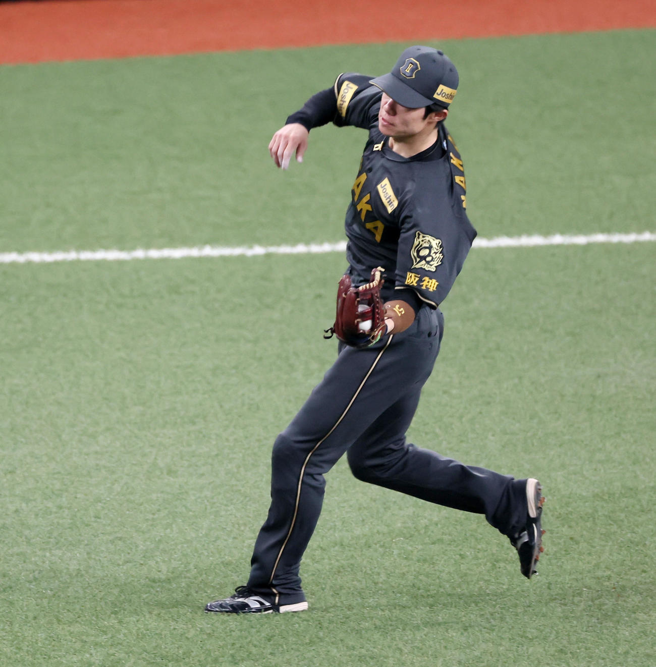 阪神対中日　1回表中日無死二、三塁、中野は細川の飛球を好捕（撮影・加藤哉）