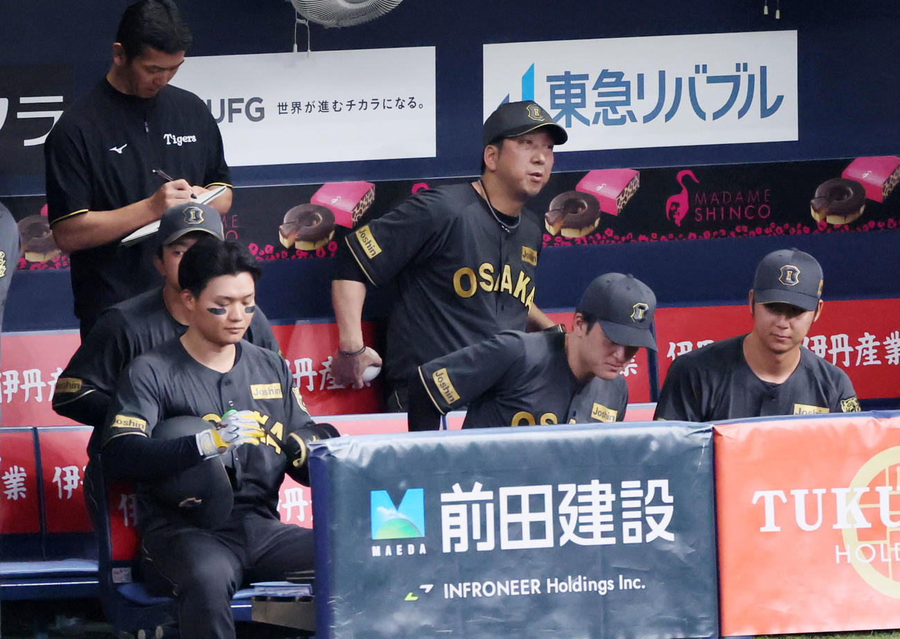 阪神対中日　1回裏の攻撃を終えベンチの椅子の背もたれと腰の間にクッションのような白い物体を入れる藤川監督（撮影・加藤哉）