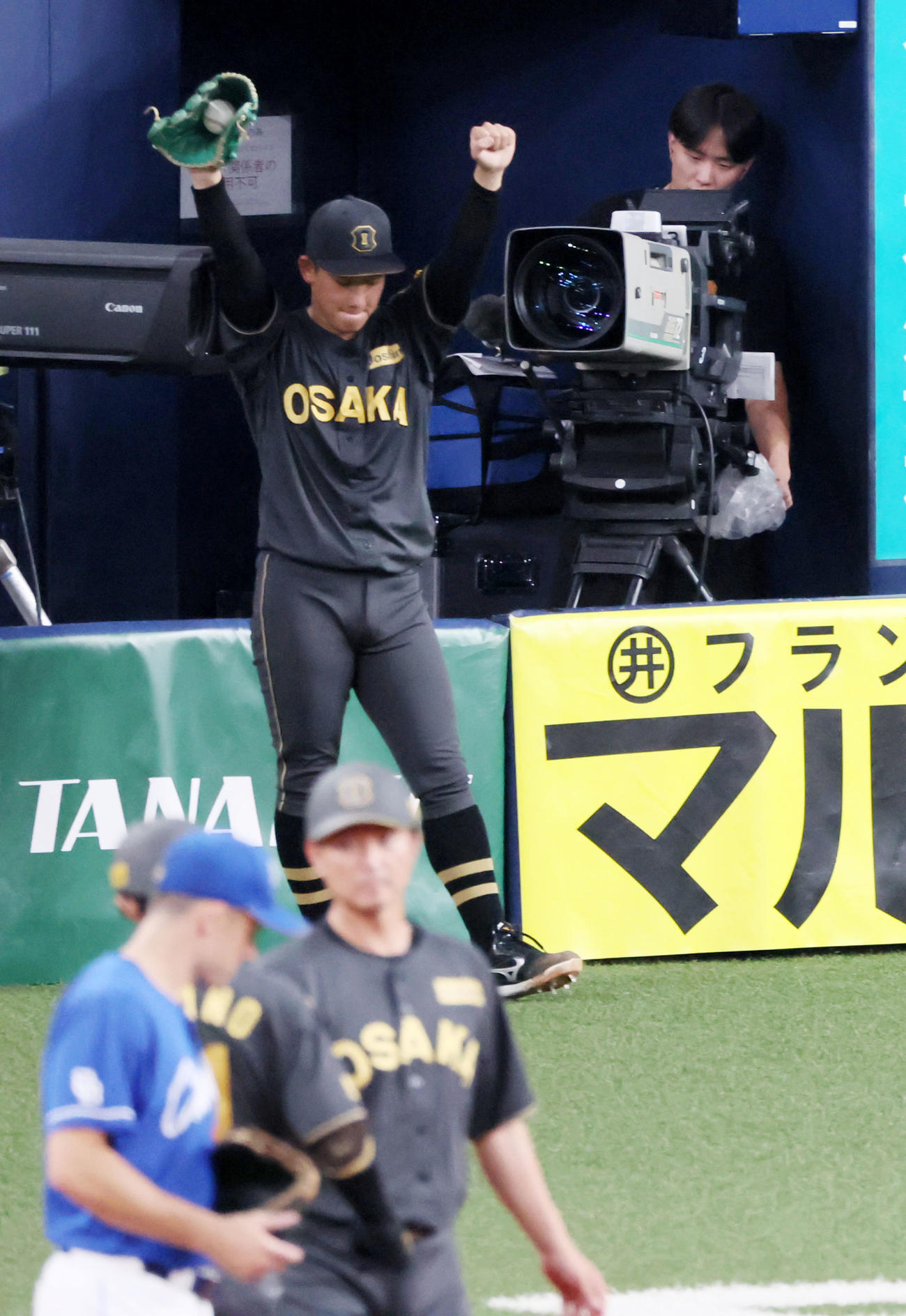 阪神対中日　3回裏阪神2死三塁、キャッチボールしていた伊原は中野の左前適時打に両手を上げてバンザイする（撮影・加藤哉）