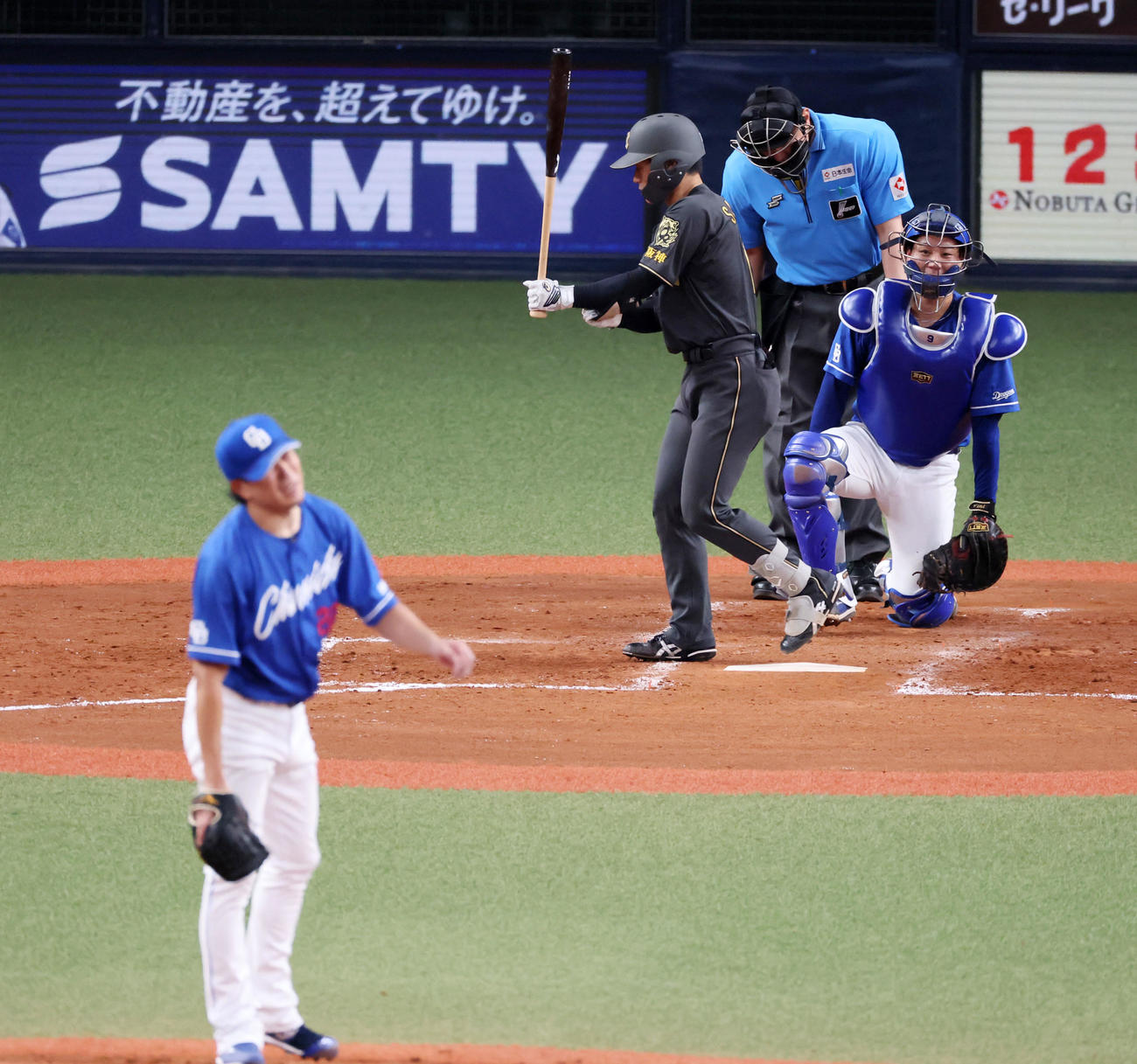 阪神対中日　4回裏阪神2死、四球を選ぶ坂本。投手大野（撮影・加藤哉）