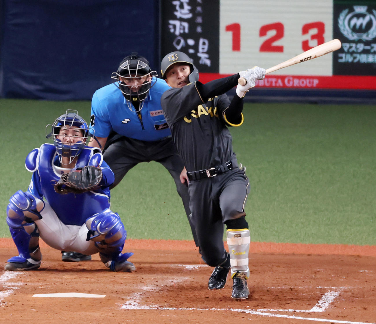 阪神対中日　4回裏阪神2死一塁、熊谷は左前打を放つ（撮影・加藤哉）