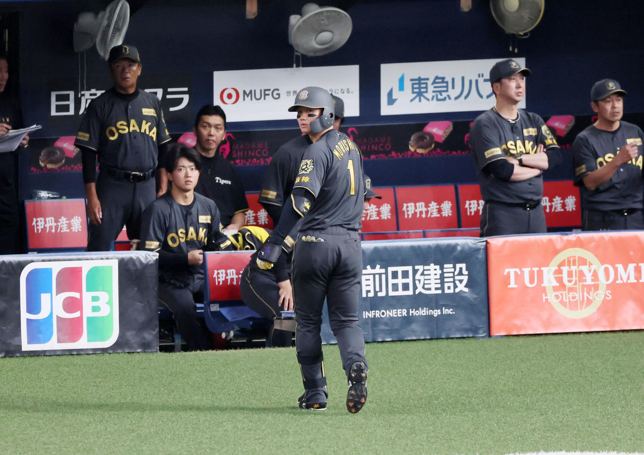 阪神対中日　5回裏阪神1死一塁、中飛を打ち上げた森下（撮影・加藤哉）