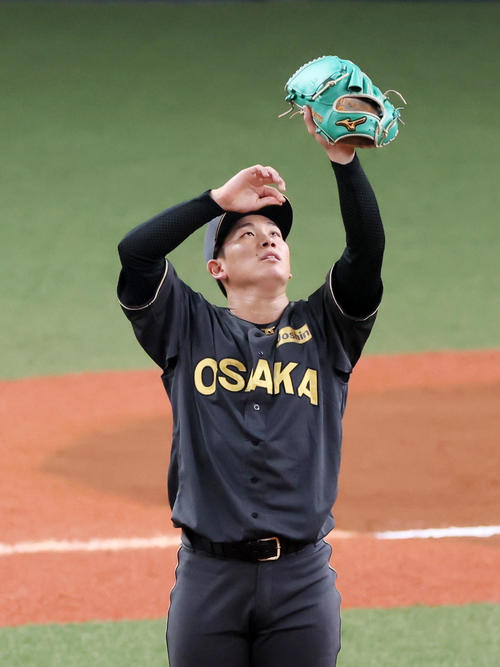 阪神対中日　6回表中日無死、伊原は細川に安打を許しマウンドでひと呼吸入れる（撮影・加藤哉）