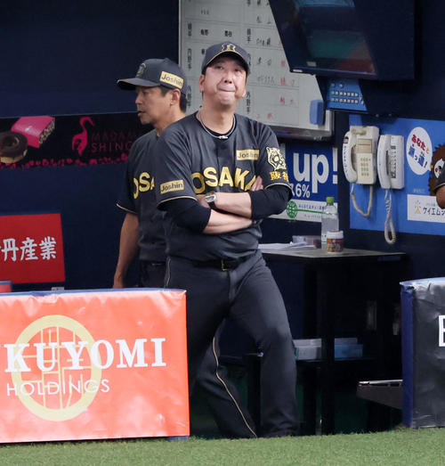 阪神対中日　7回裏を終え選手交代を告げにベンチを出る阪神藤川監督（撮影・加藤哉）