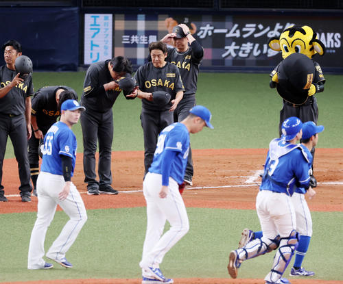 阪神対中日　中日に敗れスタンドのファンにあいさつする阪神藤川監督（撮影・加藤哉）