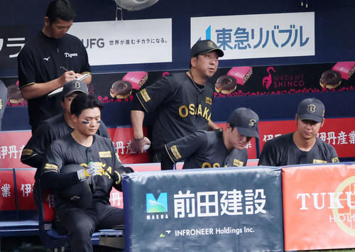 阪神対中日　1回裏の攻撃を終えベンチの椅子の背もたれと腰の間にクッションのような白い物体を入れる藤川監督（撮影・加藤哉）