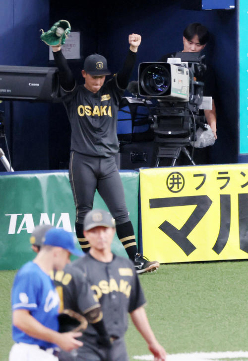 阪神対中日　3回裏阪神2死三塁、キャッチボールしていた伊原は中野の左前適時打に両手を上げてバンザイする（撮影・加藤哉）