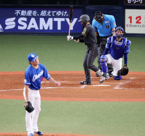 阪神対中日　4回裏阪神2死、四球を選ぶ坂本。投手大野（撮影・加藤哉）