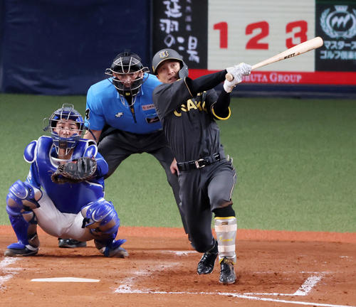 阪神対中日　4回裏阪神2死一塁、熊谷は左前打を放つ（撮影・加藤哉）