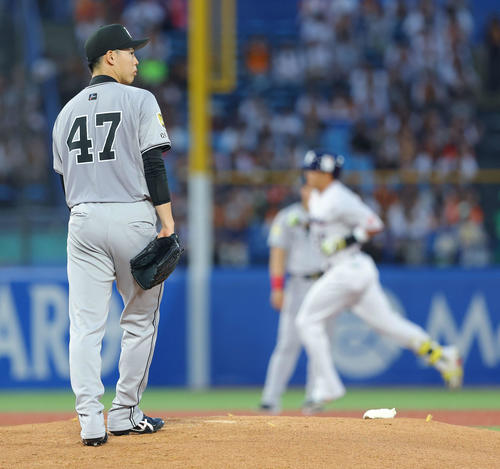 ヤクルト対巨人　2回裏ヤクルト無死、村上に右越え先制ソロ本塁打を浴びる森田（撮影・河田真司）