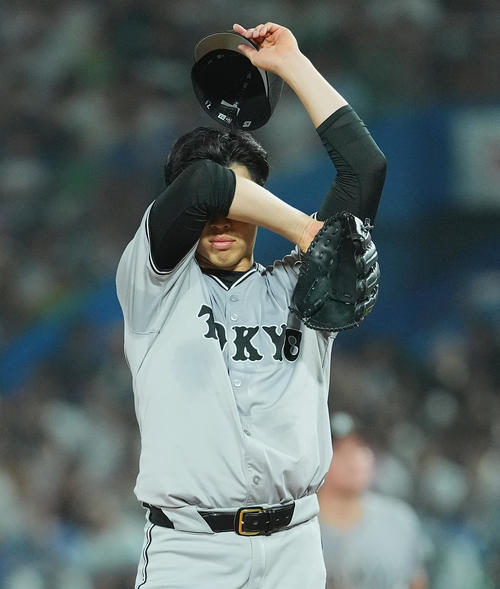 ヤクルト対巨人　4回、マウンドで汗を拭う巨人森田（撮影・菅敏）