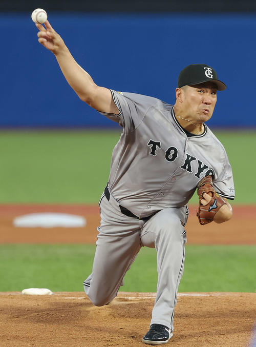 ヤクルト対巨人　先発登板で力投する巨人田中将（撮影・河田真司）