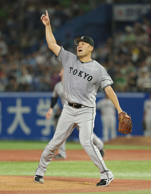 ヤクルト対巨人　2回裏ヤクルト2死二塁、岩田を三飛に抑える田中将（撮影・河田真司）