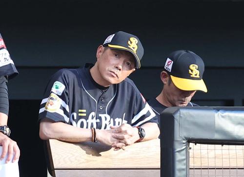 日本ハム対ソフトバンク　試合を見つめる小久保監督（撮影・黒川智章）