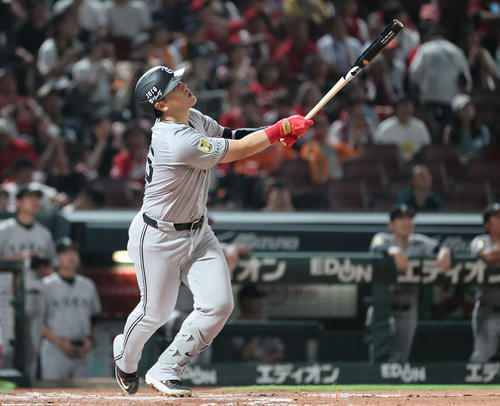 広島対巨人　7回表巨人無死、岡本は右飛（撮影・加藤孝規）
