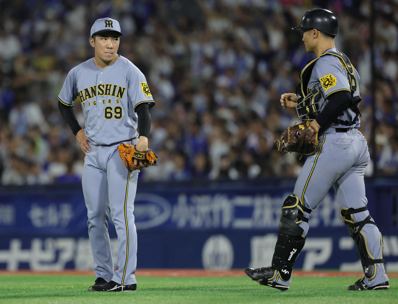 DeNA対阪神　勝利にも複雑な表情の阪神石井。右は坂本（撮影・野上伸悟）