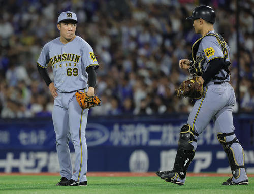 DeNA対阪神　勝利にも複雑な表情の阪神石井。右は坂本（撮影・野上伸悟）