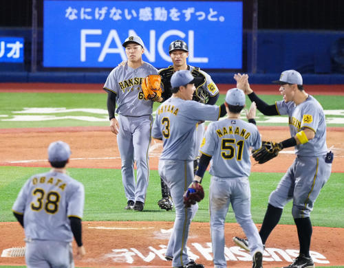 DeNA対阪神　9回裏、最後を締め阪神捕手坂本（後方右）からねぎらいを受ける3番手の石井（撮影・江口和貴）