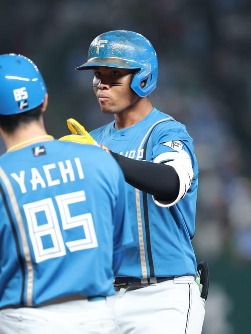 西武対日本ハム　6回表日本ハム無死、中前打を放ち出塁する水谷（撮影・河田真司）