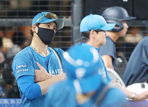 西武対日本ハム　6回表、戦況を見守る新庄監督（撮影・河田真司）