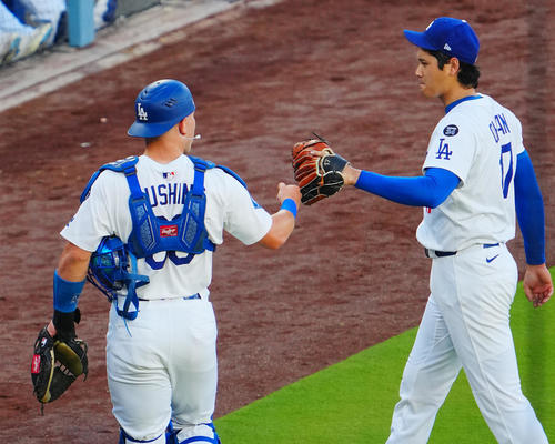 ドジャース対レッズ　2回表レッズの攻撃を無失点に抑えタッチを交わすドジャース大谷（右）とラッシング（撮影・垰建太）