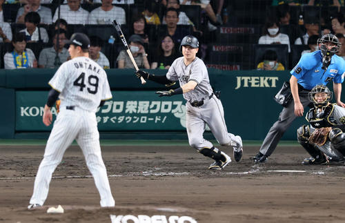 阪神対巨人　4回表巨人1死、泉口は中前打を放つ。投手大竹（撮影・加藤哉）