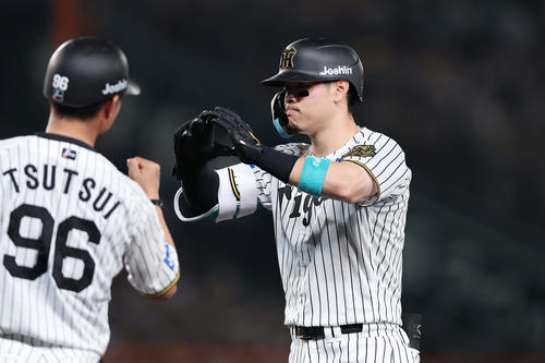 阪神対巨人　3回裏阪神1死一、三塁、右前適時打を放ち、ポーズをとる佐藤輝（撮影・前田充）