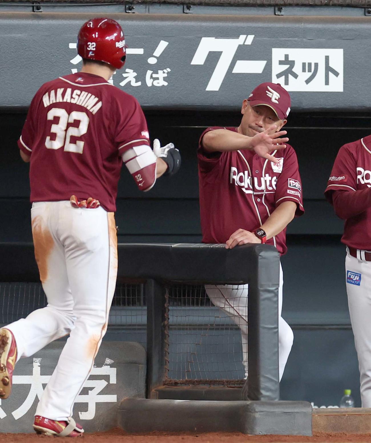 日本ハム対楽天　11回表楽天1死、右越え本塁打を放った中島を出迎える三木監督（撮影・黒川智章）