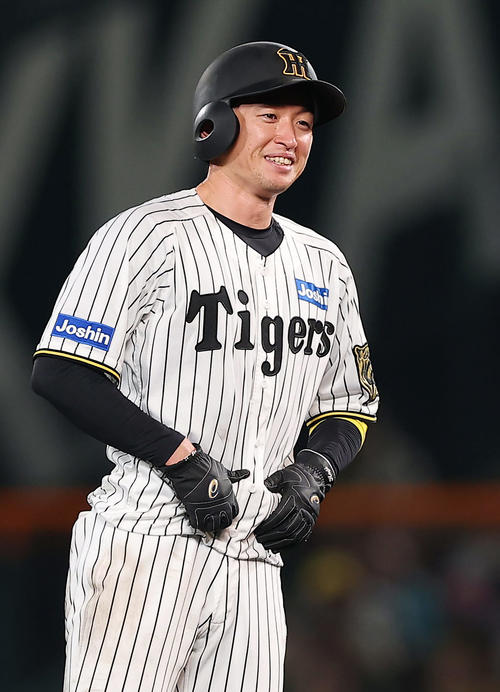 阪神対巨人　7回裏阪神2死一塁、左翼線へ二塁打を放ち、笑顔を見せる近本（撮影・前田充）