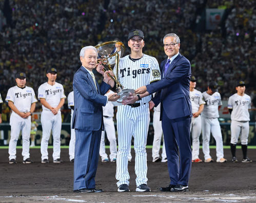 阪神対広島　優勝カップを手に写真に納まる阪神藤川監督（撮影・藤尾明華）