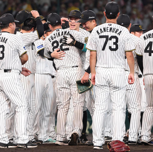 阪神対広島　優勝を決めた佐藤輝（中央）は藤川球児監督と抱き合って喜ぶ（撮影・上田博志）