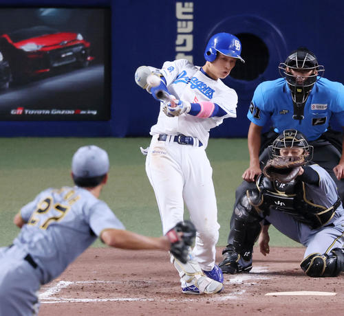 中日対阪神　5回裏中日2死一、二塁、上林は右前適時打を放ち同点とする。投手伊藤将（撮影・加藤哉）
