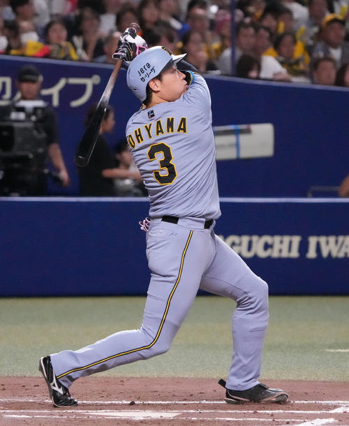 中日対阪神　7回表阪神1死一、三塁、右犠飛を放つ大山（撮影・森本幸一）