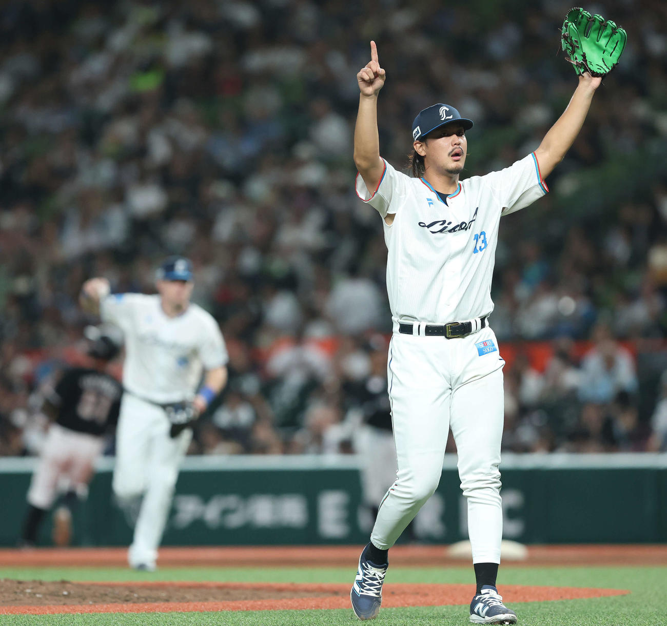 西武対ロッテ　5回表ロッテ1死一塁、山口を併殺に抑える高橋（撮影・河田真司）