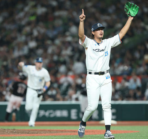 西武対ロッテ　5回表ロッテ1死一塁、山口を併殺に抑える高橋（撮影・河田真司）