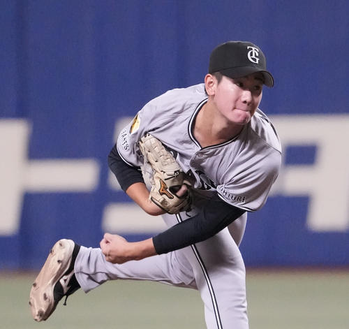 中日対巨人　1回裏、登板する巨人先発の井上（撮影・森本幸一）