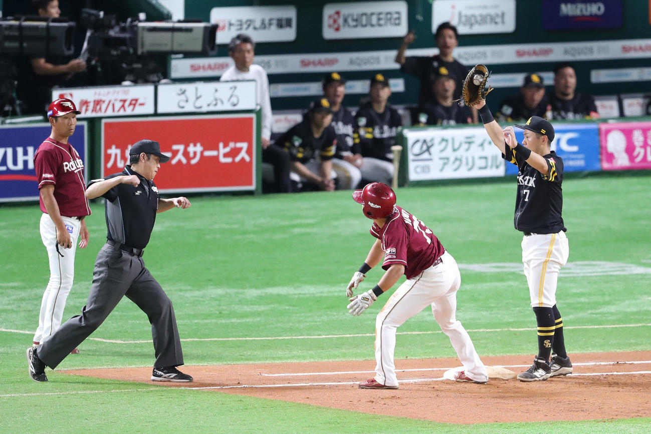 ソフトバンク対楽天　4回表楽天1死一塁、ゴンザレスは空振りの三振、海野が一塁へすぐに送球、一塁走者の小森はアウトとなる（撮影・梅根麻紀）