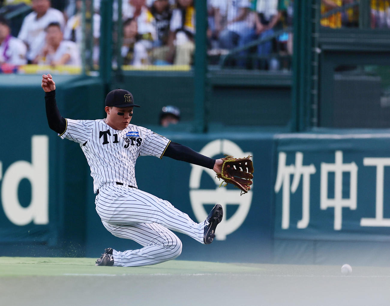 阪神対広島　1回表広島2死一塁、モンテロの打球に右翼手森下がグラブを伸ばすも届かず適時三塁打となる（撮影・藤尾明華）