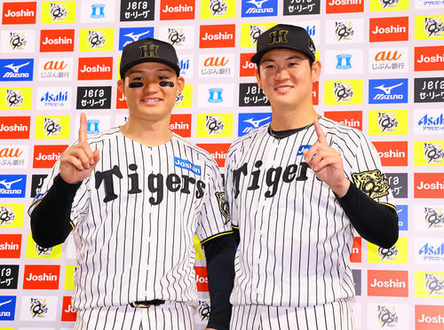 阪神対広島　お立ち台でマジック「1」を作る阪神森下（左）と及川（撮影・藤尾明華）
